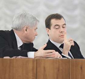 И добрый судья огласит приговор // Дмитрий Медведев хочет добавить правосудию гуманности И добрый судья огласит приговор // Дмитрий Медведев хочет добавить правосудию гуманности